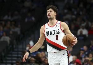 今天三分不准！阿夫迪亚12中6&三分5中0拿19分9板5助1帽 有6失误