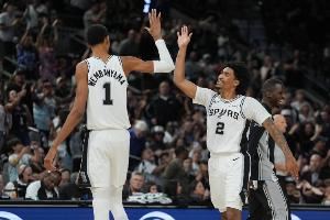 文班：希望哈珀没事 我们都看到了他的表现 打得令人难以置信的好