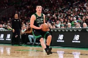 次节轰下16分!普理查德半场9中6拿到16分1板2助 首节挂零