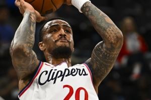 换首发试试吧!约翰·科林斯11中5得13分4板1助1断1帽 三分3中2