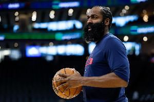 船记：哈登赛后不会接受采访 在更衣室里咳嗽不止 行动迟缓