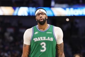 合同还剩3年近1.7537亿~队记:截至目前 浓眉被交易的可能性极低